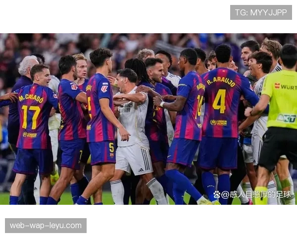 终场哨响，39岁的莫德里奇独自绕场向伯纳乌观众致意